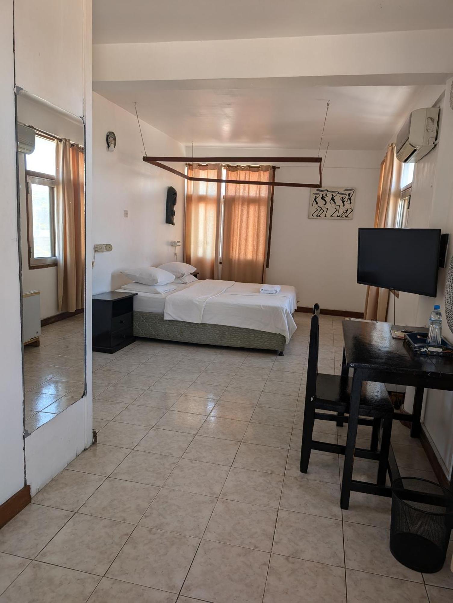 Q-Bar & Guesthouse Dar es Salaam Esterno foto