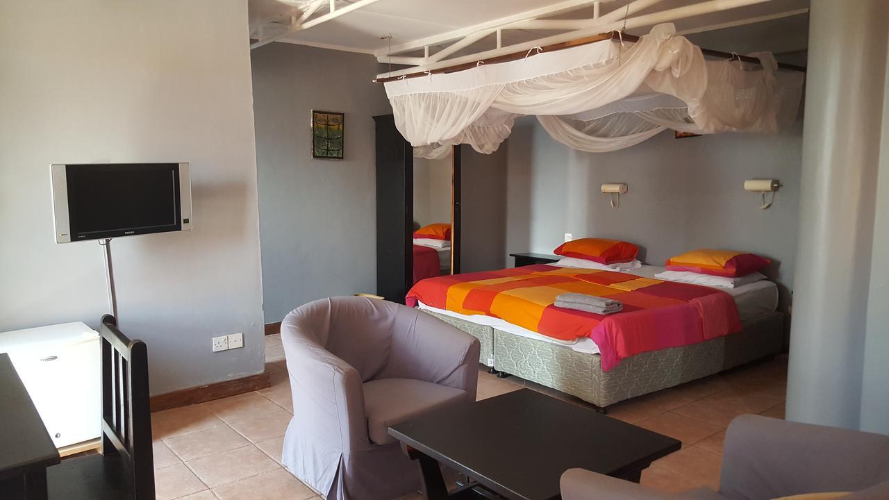 Q-Bar & Guesthouse Dar es Salaam Esterno foto